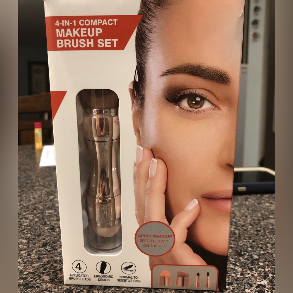 4 in 1 Compact Makeup Brush Set